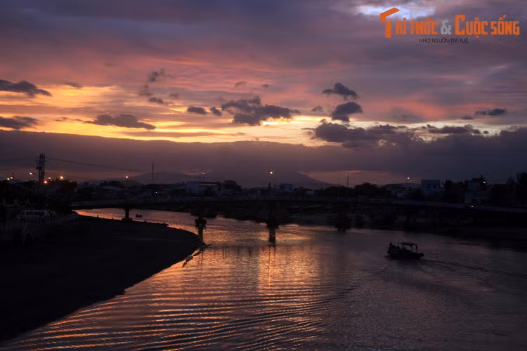  12. Sông Cà Ty. Bắt nguồn từ dãy Trường Sơn, chảy ra biển Đông qua cửa biển Cồn Chà, sông Cà Ty là dòng sông đồng hành cùng lịch sử của thành phố Phan Thiết suốt nhiều thế kỷ. Với chiều dài 65 km, dòng sông tạo nên nhiều khung cảnh đẹp cho thành phố du lịch nổi tiếng này.