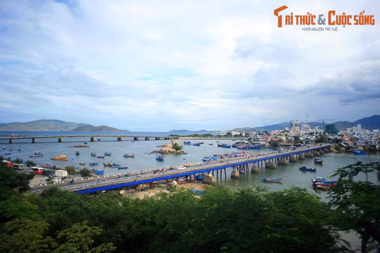  11. Sông Cái. Có chiều dài 84 km, sông Cái còn có tên là sông Phú Lộc, sông Cù, là dòng sông gắn liền với lịch sử hình thành và phát triển của thành phố Nha Trang. Hình ảnh cửa sông Cái nhìn từ tháp Po Nagar đã trở thành một biểu tượng bất hủ của thành phố biển tuyệt đẹp này.