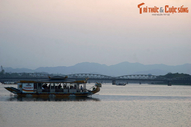  8. Sông Hương. Chảy qua khu vực trung tâm của thành phố Huế, sông Hương là danh thắng nổi tiếng của Cố đô Huế xưa. Sông dài 33 km, bắt đầu từ ngã ba Bằng Lăng chảy về cửa Thuận An. Bắc qua sông Hương, cầu Trường Tiền là một công trình kiến trúc biểu tượng của xứ Huế.