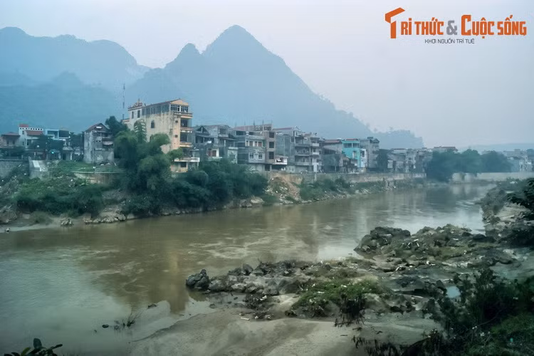 3. Sông Lô. Chảy qua các tỉnh Hà Giang và Phú Thọ trước khi đổ vào sông Hồng, sông Lô dài 274 km, là một trong năm con sông dài nhất ở miền Bắc. Trong cuộc kháng chiến chống Pháp, trên dòng sông này, quân và dân ta đã làm nên chiến thắng sông Lô lịch sử năm 1947.