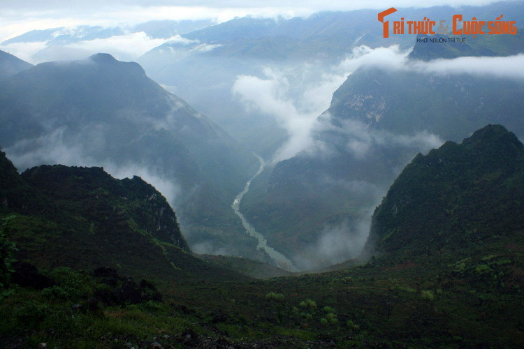  4. Sông Nho Quế. Sông Nho Quế là một phụ lưu của sông Gâm ở Hà Giang, có chiều dài trên lãnh thổ Việt Nam là 46 km. Dòng sông này được gần xa biết đến nhờ cảnh quan gây choáng ngợp khi chảy qua những ngọn núi đá kỳ vĩ của cao nguyên đá Đồng Văn.