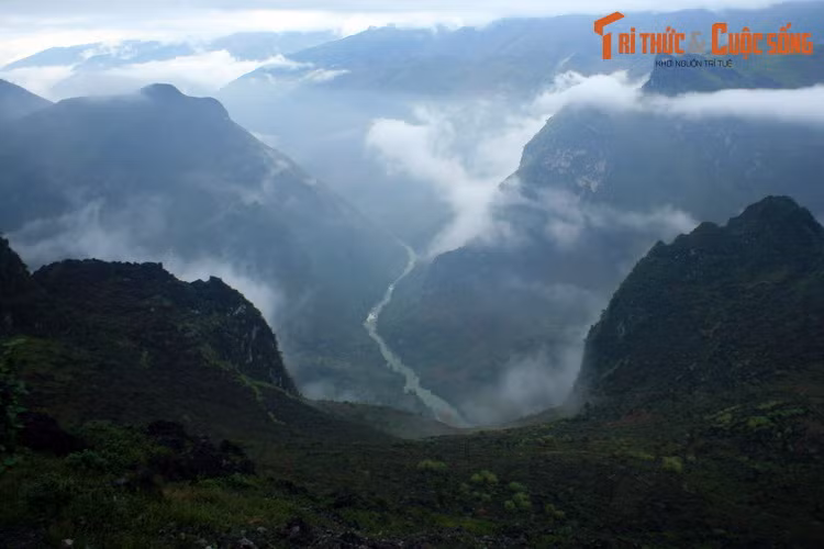  4. Sông Nho Quế. Sông Nho Quế là một phụ lưu của sông Gâm ở Hà Giang, có chiều dài trên lãnh thổ Việt Nam là 46 km. Dòng sông này được gần xa biết đến nhờ cảnh quan gây choáng ngợp khi chảy qua những ngọn núi đá kỳ vĩ của cao nguyên đá Đồng Văn.