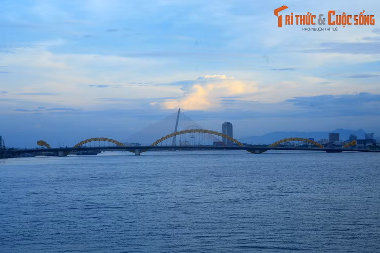 9. Sông Hàn. Sông Hàn dài 7,7 km, bắt nguồn từ tỉnh Quảng Nam và đổ ra Biển Đông tại vịnh Đà Nẵng. Trên sông có nhiều cây cầu mang kiến trúc độc đáo, được cả nước biết đến rộng rãi như cầu Rồng, cầu Trần Thị Lý, cầu Sông Hàn.