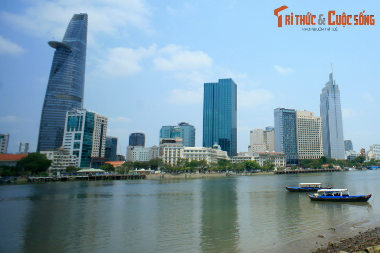 12. Sông Sài Gòn. Dài 256 km, sông Sài Gòn bắt nguồn từ rạch Chàm ở Bình Phước, chảy qua trung tâm TP HCM trước khi nhập vào sông Đồng Nai khu vực giáp ranh TP HCM - Đồng Nai. Những tòa cao ốc ở quận 1 TP HCM soi bóng xuống mặt nước là hình ảnh nổi bật về con sông này.