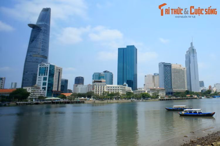 12. Sông Sài Gòn. Dài 256 km, sông Sài Gòn bắt nguồn từ rạch Chàm ở Bình Phước, chảy qua trung tâm TP HCM trước khi nhập vào sông Đồng Nai khu vực giáp ranh TP HCM - Đồng Nai. Những tòa cao ốc ở quận 1 TP HCM soi bóng xuống mặt nước là hình ảnh nổi bật về con sông này.