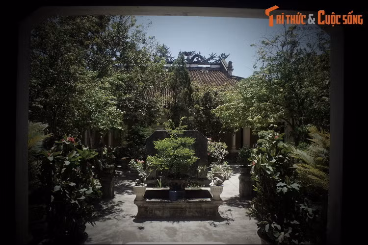 Thời gian sau, chúa Nguyễn triệu hòa thượng Liễu Triệt ra Huế để giảng dạy Phật pháp. Đêm trước khi đi, hòa thượng nằm mơ thấy một ông lão đến nói: “Xin thầy ở lại vài hôm để làm lễ cho con, tuổi thọ của con còn ngắn, con ở sau chùa”.