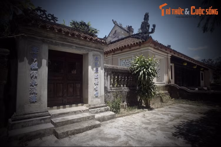 Một thời gian sau, trong đêm mưa gió, có hai mẹ con nằm trước cổng chùa Thập Tháp. Người mẹ bị câm nên không ai hỏi được gì. Hòa thượng Liễu Triệt cho xây một cái am gần chùa cho hai mẹ con nương náu.