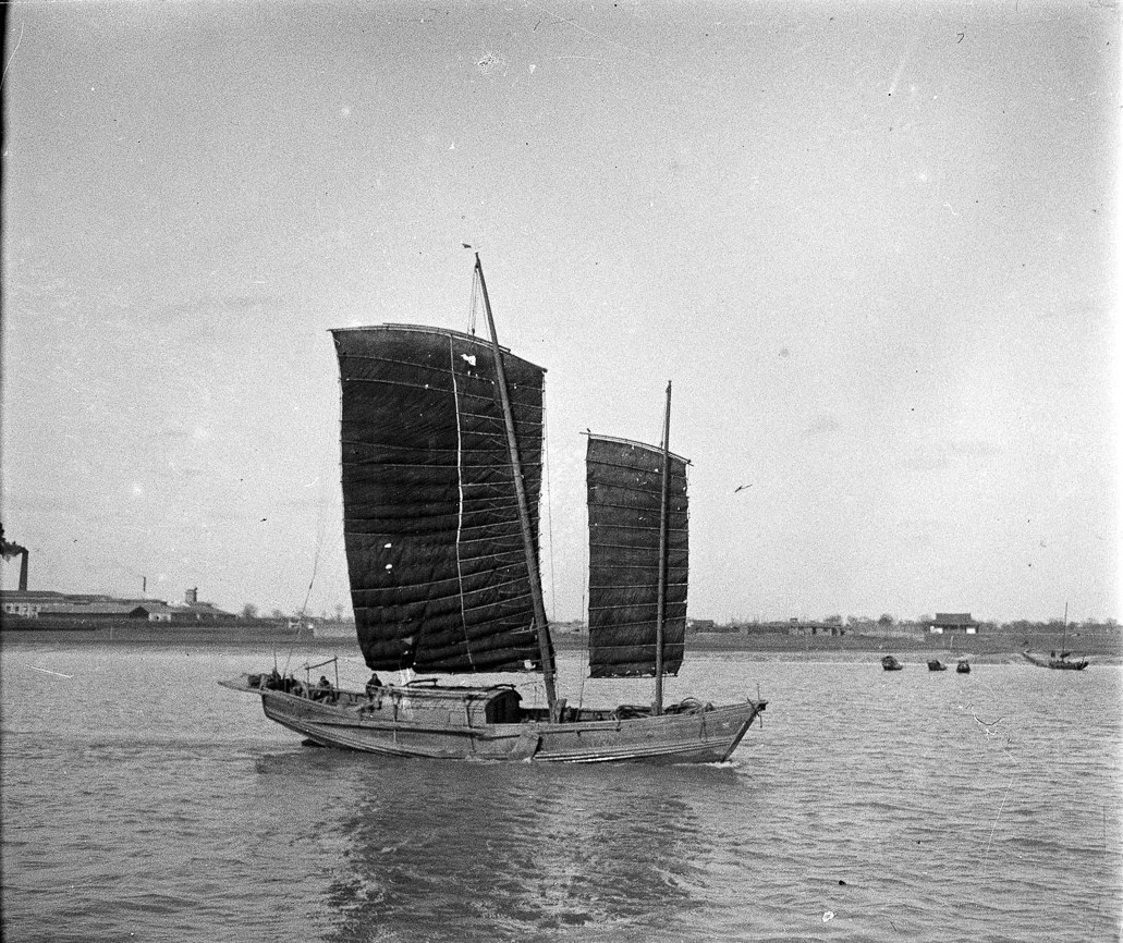 Thuyền mành trên sông Hoàng Phố, Thượng Hải năm 1909. Ảnh: Albert Dutertre / Collections.albert-kahn.hauts-de-seine.fr.
