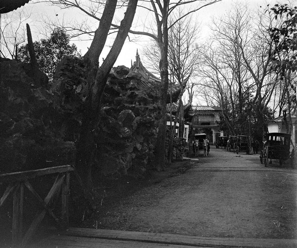 Đường vào và bãi đỗ xe bên ngoài Trương Viên, khu vườn giải trí hiện đại đầu tiên của Trung Quốc, mở cửa tại khu tô giới quốc tế Thượng Hải từ năm 1885.