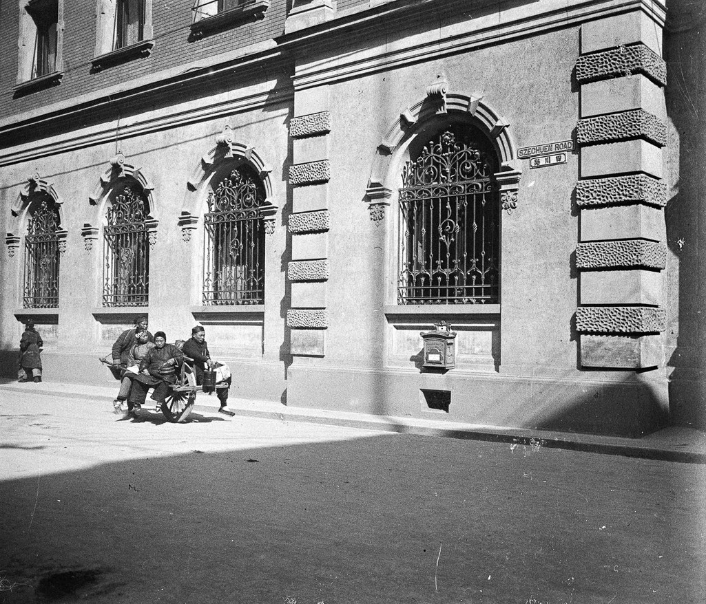 Bên ngoài tòa nhà bưu điện của Đức trong khu tô giới quốc tế.