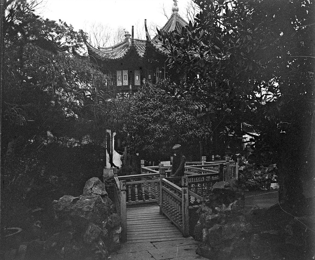 Cây cầu cố kiến trúc độc đáo trong Trương Viên.