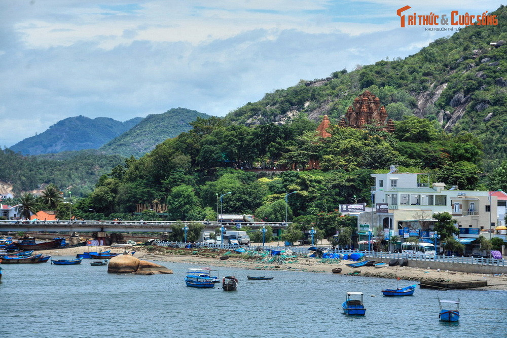  8. Thành phố Nha Trang. Là thành phố biển nổi tiếng nhất khu vực Nam Trung Bộ, Nha Trang sở hữu nhiều khu nghỉ dưỡng đẳng cấp quốc tế. Thành phố này cũng được biết đến với các di tích lịch sử độc đáo như tháp Chăm Po Nagar, biệt điện Bảo Đại, nhà thờ Núi…