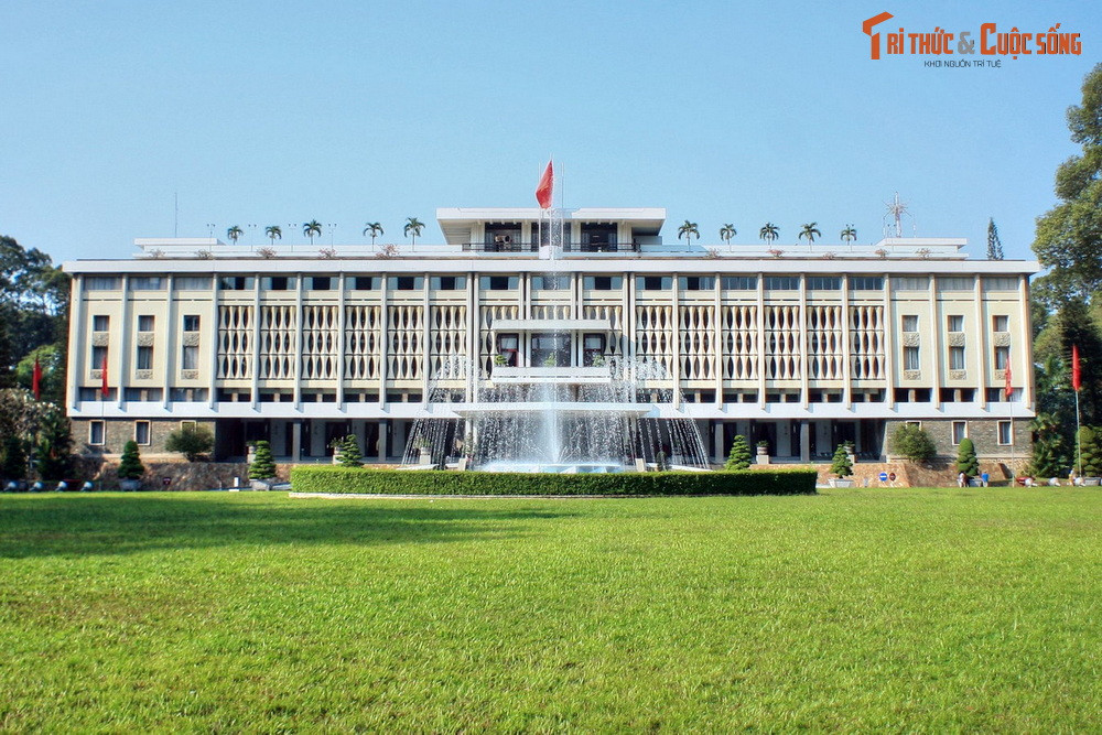  2. Thành phố Hồ Chí Minh. Thành phố mang tên Bác cũng là một trong những điểm đến được ưa chuộng nhất của du khách năm châu ở mảnh đất hình chữ S. Sức hút đặc biệt của thành phố lớn nhất Việt Nam đến từ các di tích thời chiến tranh, tiêu biểu là Địa đạo Củ Chi và Dinh Độc Lập.