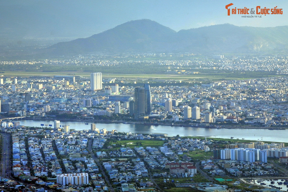  6. Thành phố Đà Nẵng. Được mệnh danh là “thành phố đáng sống nhất Việt Nam”, Đà Nẵng níu chân du khách đến từ các quốc gia khác bằng những bãi biển tuyệt đẹp, dịch vụ chất lượng cao, các thắng cảnh nổi tiếng và công trình kiến trúc độc đáo.