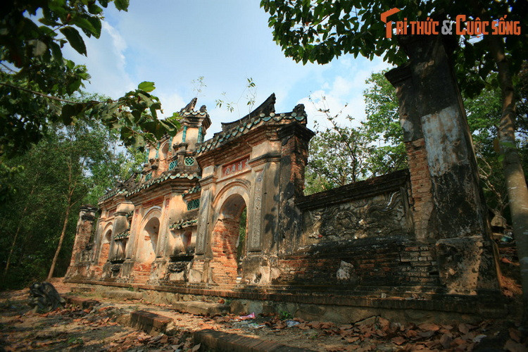 2. Trên ngọn đồi thấp thuộc phường Hiệp Thành của TP Thủ Dầu Một có một khu lăng mộ cổ quy mô lớn, được gọi là mộ ông Lân. Khu lăng mộ nằm trên phần đất thuộc quyền quản lý của dòng họ Trần – dòng họ có truyền thống lâu đời ở Thủ Dầu Một.