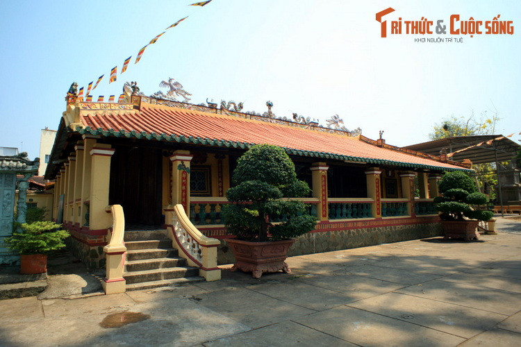 Chính điện và giảng đường của chùa được bố trí theo kiểu “sấp đội”, nối liền nhau theo thức “trùng thềm điệp ốc”, một dạng thức kiến trúc phổ biến đối với đình, chùa ở xứ Đàng Trong thời chúa Nguyễn.