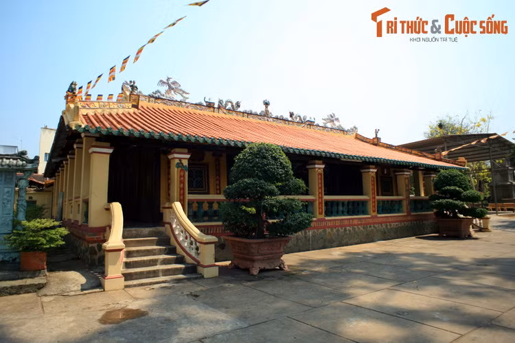 Chính điện và giảng đường của chùa được bố trí theo kiểu “sấp đội”, nối liền nhau theo thức “trùng thềm điệp ốc”, một dạng thức kiến trúc phổ biến đối với đình, chùa ở xứ Đàng Trong thời chúa Nguyễn.