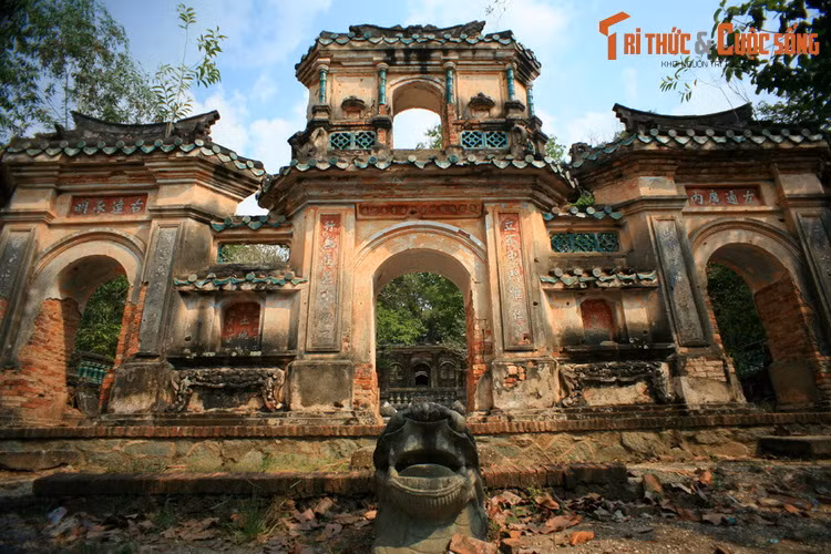 Do các tư liệu lịch sử không còn, ngày nay không ai biết “ông Lân” là ai, khu mộ hình thành khi nào. Những gì còn lại cho thấy khu mộ là một quần thể kiến trúc cổ được xây dựng công phu. Công trình phía ngoài cùng là cổng tam quan được trang trí bằng ngói gốm men xanh.