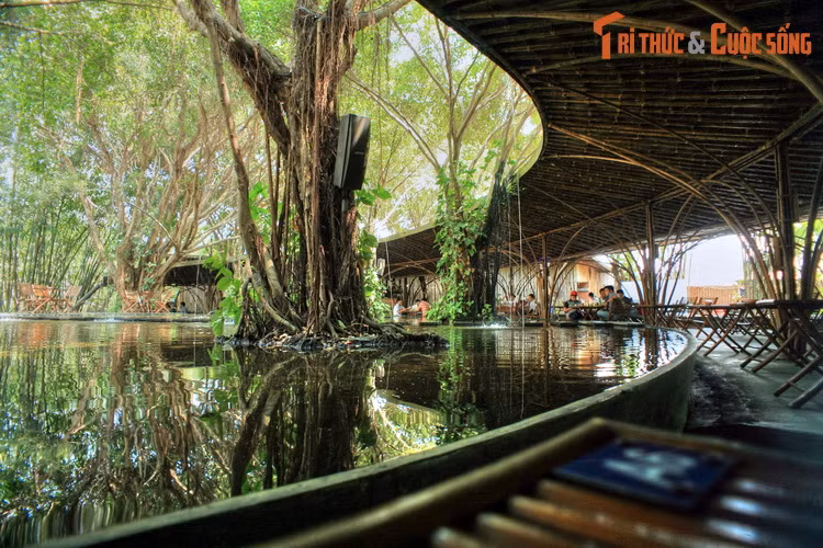 Quán được thiết kế bởi kiến trúc sư nổi tiếng Võ Trọng Nghĩa, mang ý tưởng chủ đạo là lấy nước và thông gió tự nhiên để làm mát công trình, đem lại cảm giác thoáng đãng và rất gần gũi với thiên nhiên. Nguyên liệu chính dùng để xây dựng quán từ 7.000 cây tầm vông.