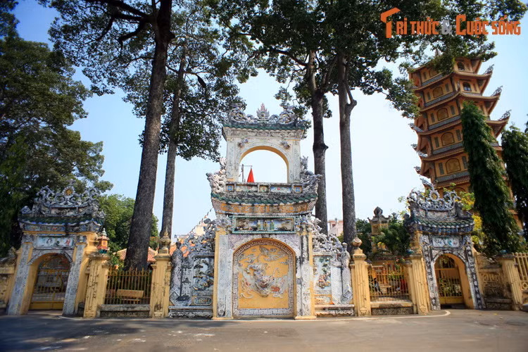 1. Tọa lạc ở phường Phú Cường của TP Thủ Dầu Một, chùa Hội Khánh là công trình kiến trúc tôn giáo, nghệ thuật lớn nhất của tỉnh Bình Dương. Chùa có từ năm 1741, được trùng tu và mở rộng nhiều lần nhưng vẫn giữ được những nét cổ kính của một ngôi chùa Nam Bộ.