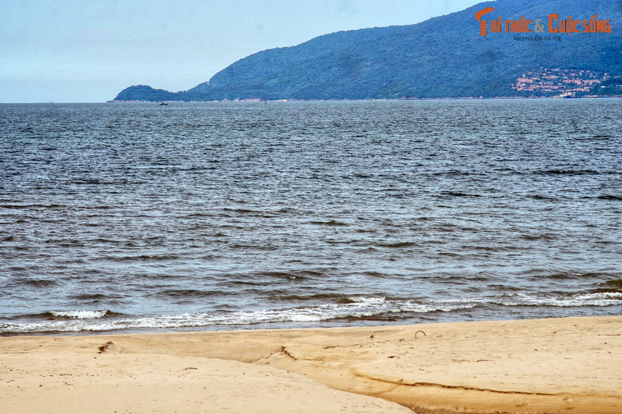 Quãng đường từ chân đèo Hải Vân đến trung tâm Đà Nẵng dài khoảng 19 km. Trước khi vào thành phố, du khách có thể ghé thăm một số bãi biển nằm ven Quốc lộ 1 như bãi Kim Liên, Nam Ô, Liên Chiểu...