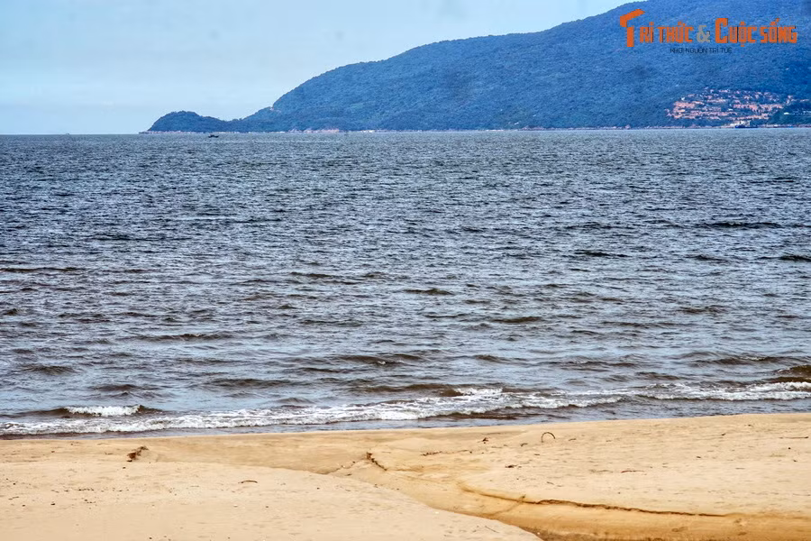 Quãng đường từ chân đèo Hải Vân đến trung tâm Đà Nẵng dài khoảng 19 km. Trước khi vào thành phố, du khách có thể ghé thăm một số bãi biển nằm ven Quốc lộ 1 như bãi Kim Liên, Nam Ô, Liên Chiểu...