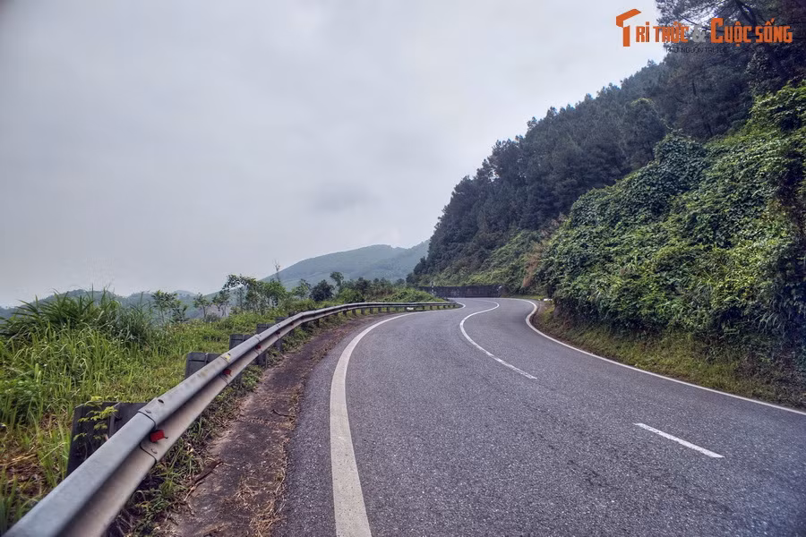 Đèo Phước Tượng là đoạn đường núi nằm trên Quốc lộ 1, kéo dài qua địa phận hai xã Lộc Trì và Lộc Thủy. Đèo không cao và hiểm trở nhưng có khung cảnh rất hoang sơ. Vào ngày đẹp trời, có thể ngắm nhìn cảnh sắc thơ mộng của đầm Cầu Hai từ trên đèo.