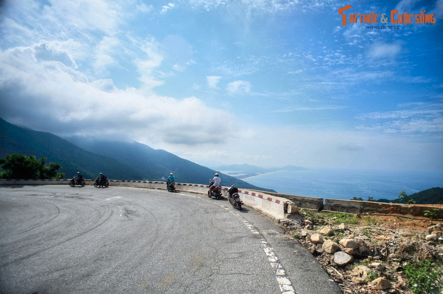 Nằm trên dãy núi Bạch Mã, đèo Hải Vân là một con đèo nổi tiếng với những cảnh đẹp đắm say lòng người. Đây là tuyến đường đèo thứ ba, chính là cung đường tuyệt vời nhất trên hành trình Huế - Đà Nẵng.