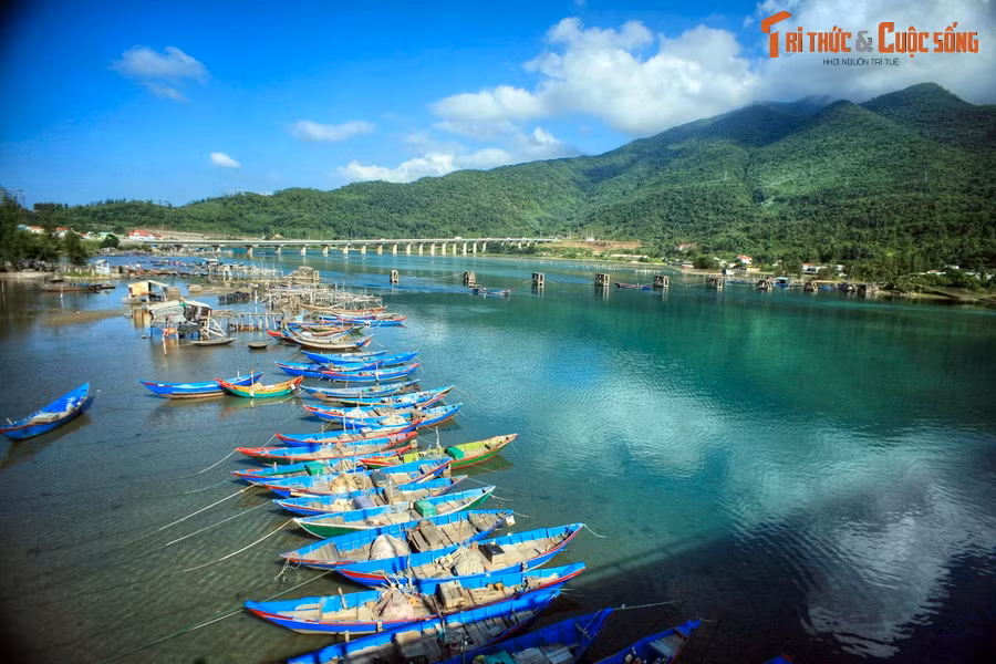 Nằm dưới chân đèo Hải Vân, vịnh Lăng Cô - một trong những vịnh biển đẹp nhất Việt Nam - là điểm dừng chân nổi bật giữa Huế và Đà Nẵng. Những con thuyền đánh cá rực rỡ màu sắc neo đậu trên mặt nước xanh là cảnh tượng khó quên ở thắng cảnh này.