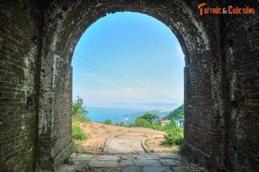 Trên đỉnh đèo Hải Vân có cửa ải Hải Vân Quan, một di tích lịch sử có từ thời Trần và được trùng tu vào thời Nguyễn. Đây cũng là được coi là cột mốc đánh dấu ranh giới giữa tỉnh Thừa Thiên Huế và thành phố Đà Nẵng, cách trung tâm TP Huế 77 km và trung tâm TP Đà Nẵng 28 km.