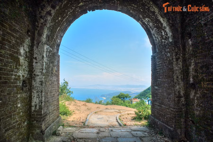 Trên đỉnh đèo Hải Vân có cửa ải Hải Vân Quan, một di tích lịch sử có từ thời Trần và được trùng tu vào thời Nguyễn. Đây cũng là được coi là cột mốc đánh dấu ranh giới giữa tỉnh Thừa Thiên Huế và thành phố Đà Nẵng, cách trung tâm TP Huế 77 km và trung tâm TP Đà Nẵng 28 km.