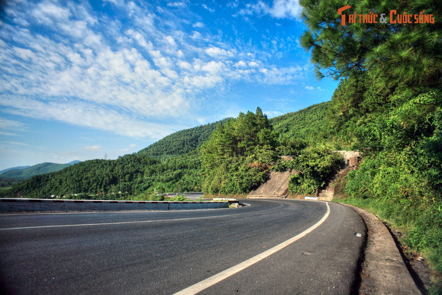 Đèo Phú Gia nằm ở địa phận xã Lộc Hải, huyện Phú Lộc, cách thành phố Huế 60 km, là tuyến đường đèo thứ hai trên hành trình Huế - Đà Nẵng. Con đèo này từng ghi dấu những trận đánh ác liệt thời kháng chiến chống Mỹ.