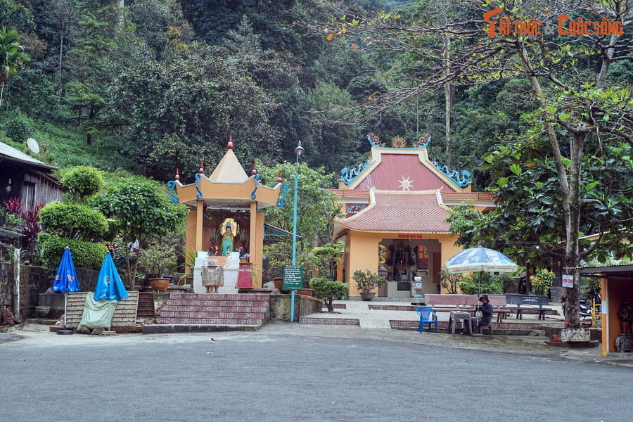 Miếu Ba Cô nằm bên một một khúc cua giữa đèo Bảo Lộc, là một địa điểm tâm linh rất nổi tiếng. Lịch sử hình thành ngôi miếu này bắt đầu từ một vụ tai nạn làm ba cô sinh viên tử nạn năm 1975, khi xe lao xuống vực trên đường về quê nhà Bảo Lộc...