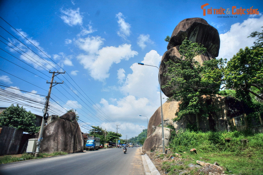 Đi thêm 10 km trên Quốc lộ 20, đến thị trấn Định Quán, một cảnh tượng độc đáo xuất hiện: Những khối đã to như tòa nhà nằm chồng lên nhau. Đây là một phần của danh thắng Đá Chồng Định Quán, một địa điểm tham quan rất nổi tiếng ở tỉnh Đồng Nai.