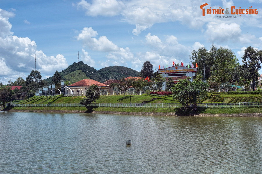 Nằm gần ranh giới với Đồng Nai, thị trấn Ma Đa Gui (huyện lỵ của Đạ Hoai, Lâm Đồng) là điểm chính giữa của hành trình TP HCM - Đà Lạt. Tại đây, du khách có thể dừng nghỉ bên bờ hồ Ma Đa Gui, một hồ nước có cảnh quan đẹp với khí hậu cao nguyên mát mẻ.