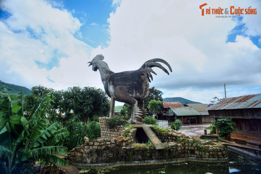 Tại huyện Đức Trọng, làng Gà Darahoa một điểm dừng chân đặc sắc trên đường về thành phố Đà Lạt. Ngôi làng này có tượng con gà trống 9 cựa cao hơn 3 mét, nặng 8 tấn, gợi nhắc về câu chuyện tình yêu đầy cảm động của đôi trai gái người Cơ Ho được lưu truyền trong cộng đồng.