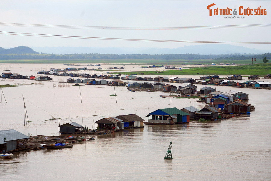 Sau khoảng 100 km đầu tiên với cảnh quan hai bên đường chủ yếu là nhà dân và khu công nghiệp, khi đến cầu La Ngà (Đồng Nai), hồ Trị An hiện ra trong tầm mắt với khu làng bè trải dài trên mặt nước. Hồ nước rộng lớn này có cảnh quan đẹp, rất thích hợp với các hoạt động dã ngoại.