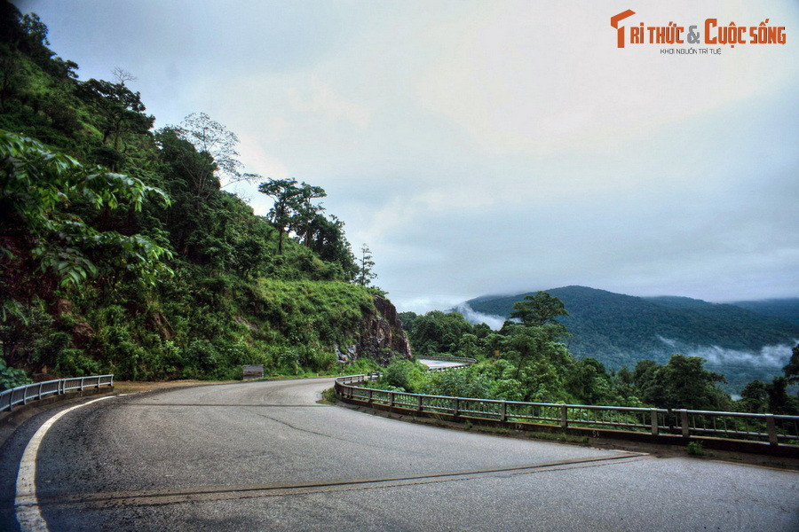 Từ thị trấn Ma Đa Gui đi thêm 30 km sẽ đến đèo Bảo Lộc, một trong những cung đường đèo núi hiểm trở nhất Việt Nam. Phong cảnh hùng vĩ trên đèo sẽ khiến nhiều vị khách đến từ vùng đồng bằng không khỏi choáng ngợp.