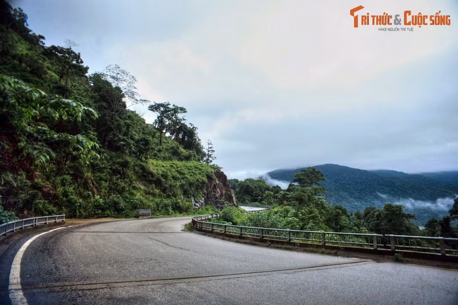 Từ thị trấn Ma Đa Gui đi thêm 30 km sẽ đến đèo Bảo Lộc, một trong những cung đường đèo núi hiểm trở nhất Việt Nam. Phong cảnh hùng vĩ trên đèo sẽ khiến nhiều vị khách đến từ vùng đồng bằng không khỏi choáng ngợp.