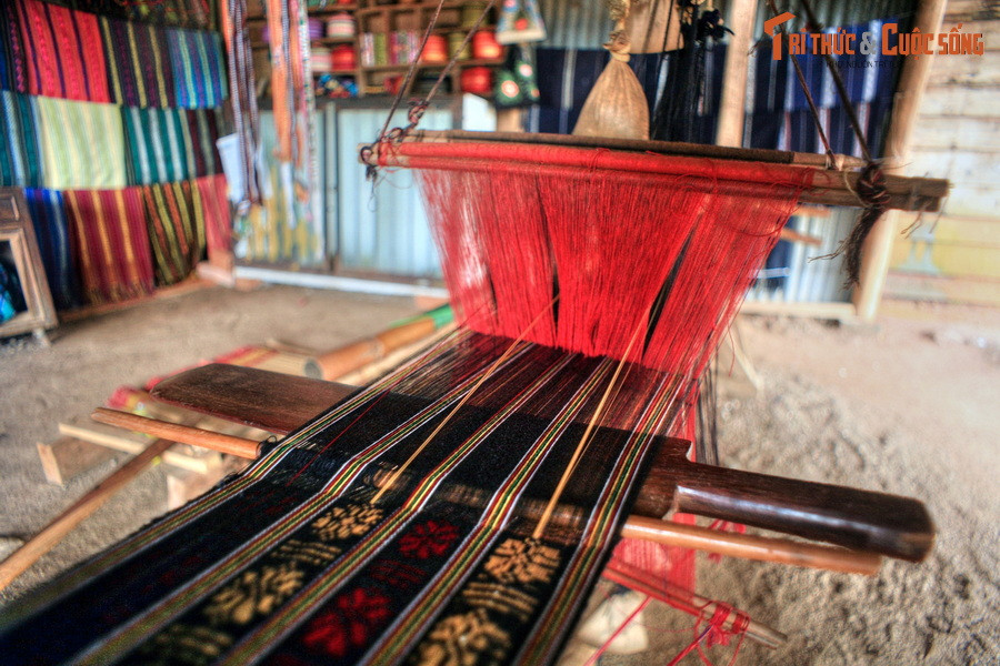 Bên cạnh bức tượng gà khổng lồ, du khách ghé thăm làng Darahoa cũng có cơ hội khám phá bản sắc văn hóa của đồng bào dân tộc Cơ Ho qua nghề dệt thổ cẩm truyền thống. Tại ngôi làng nằm cạnh Quốc lộ 20 này có 60 khung dệt thủ công đang hoạt động.