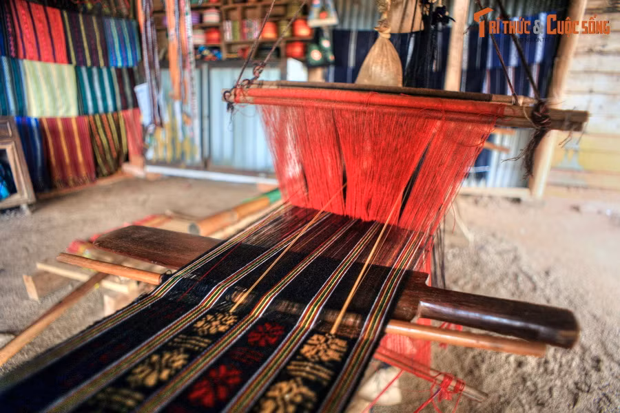 Bên cạnh bức tượng gà khổng lồ, du khách ghé thăm làng Darahoa cũng có cơ hội khám phá bản sắc văn hóa của đồng bào dân tộc Cơ Ho qua nghề dệt thổ cẩm truyền thống. Tại ngôi làng nằm cạnh Quốc lộ 20 này có 60 khung dệt thủ công đang hoạt động.