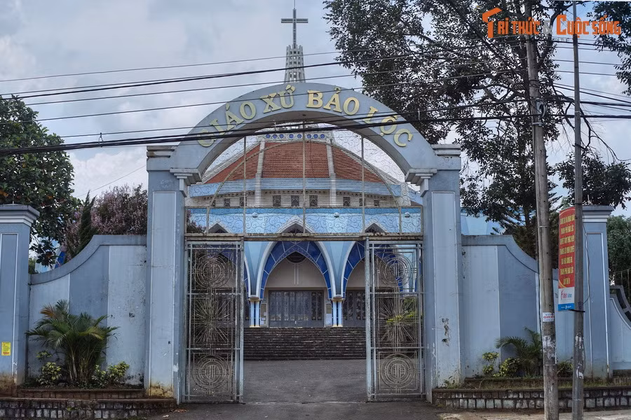 Nhà thờ giáo xứ Bảo Lộc là điểm đến đáng giá dành cho những ai không có thời gian khám phá Bảo Lộc. Nằm ngay bên Quốc lộ 20, nhà thờ có kiến trúc rất độc đáo này được xây từ năm 1994-1999 theo đồ án của KTS Ngô Viết Thụ - người thiết kế Dinh Độc Lập ở Sài Gòn.