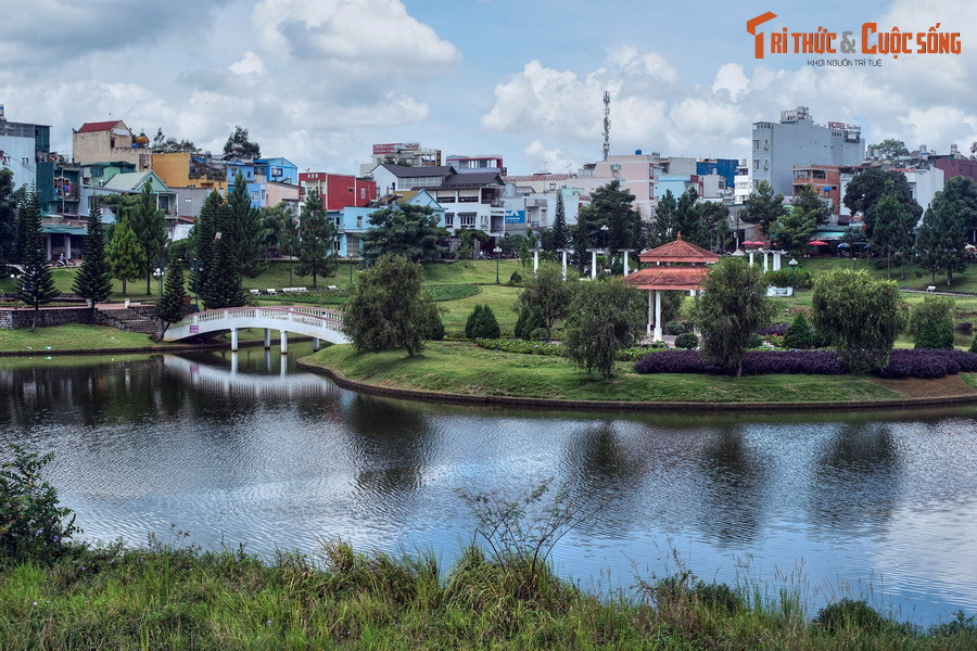 Hết đèo Bảo Lộc, đi thêm 23 km nữa sẽ đến thành phố Bảo Lộc. Là một thành phố du lịch hấp dẫn không kém gì Đà Lạt, Bảo Lộc có khí hậu ôn hòa và cảnh quan thiên nhiên tươi đẹp. Những điểm đến "hot" ở thành phố này là thác Đamb'ri, hồ Nam Phương, chùa Linh Quy Pháp Ấn...