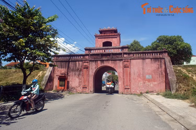 Dài khoảng 130 km, hành trình từ Nha Trang đến Đà Lạt có khá nhiều điểm dừng chân thú vị. Đầu tiên là thành cổ Diên Khánh ở thị trấn Diên Khánh, huyện Diên Khánh, cách Nha Trang 10 km về phía Tây. Đây được coi là tòa thành nguyên vẹn nhất của nhà Nguyễn bên ngoài Cố đô Huế.
