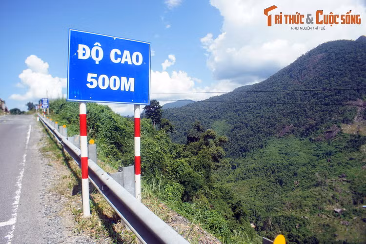 Trên con đèo này có các cột mốc đánh dấu độ cao, là điểm "check it" nổi tiếng với cộng đồng du lịch. Có thể cảm nhận sự thay đổi của khí hậu trên từng cột mốc. Ở độ cao 500 mét, những làn gió núi mát mẻ đã xua tan cái oi bức mùa hè của vùng đồng bằng.