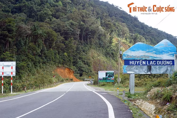 Đỉnh đèo Khánh Lê là ranh giới giữa huyện Lạc Dương của tỉnh Lâm Đồng và huyện Vĩnh Khánh của tỉnh Khánh Hòa. Hành trình đến với thành phố Đà Lạt vẫn còn dài trên 60 km.