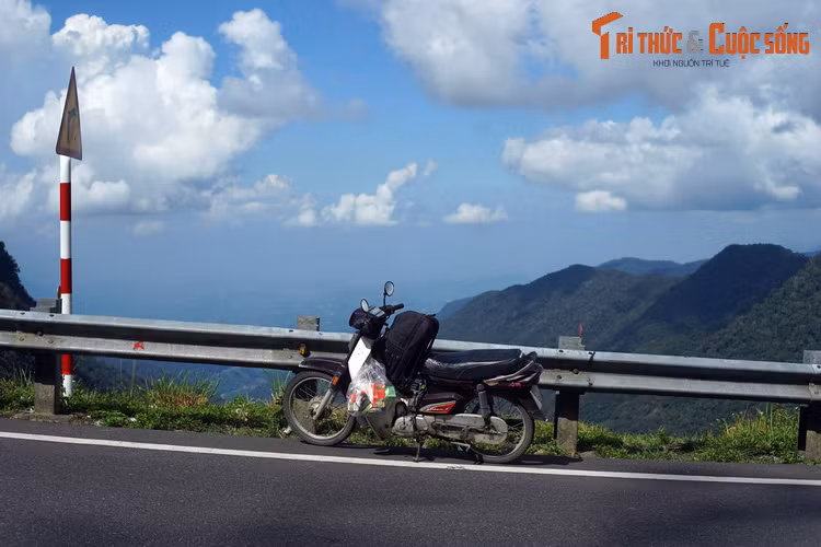 Khung cảnh trên đèo sẽ khiến nhiều vị khách đến từ phương xa choáng ngợp, vì không ngờ tỉnh Khánh Hòa - vốn được biết đến như một trung tâm du lịch biển - lại có khung cảnh núi non hùng vĩ đến vậy.