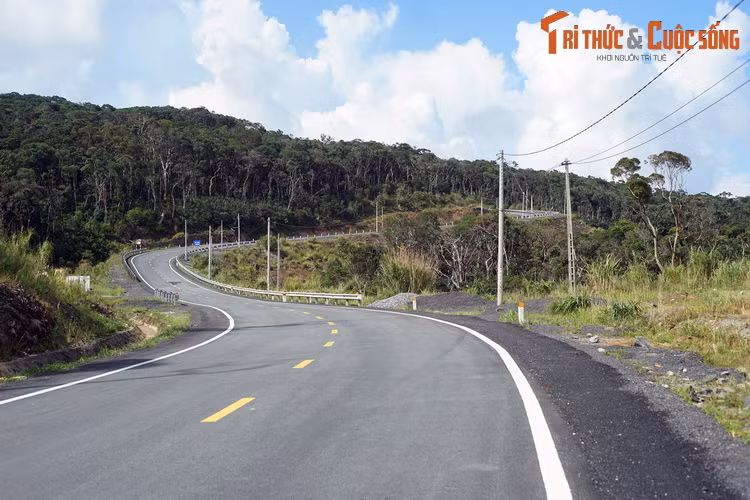 Đến đèo Khánh Lê, phía Tây huyện Vĩnh Khánh, những con đường thẳng tắp hoàn toàn biến mất để nhường chỗ cho những cung đường núi uốn luợn.