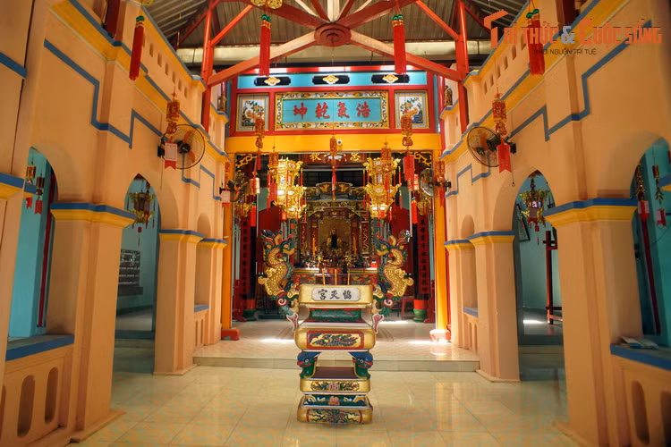 Ngoài thành cổ Diên Khánh, thị trấn Diên Khánh còn có nhiều di tích lịch sử - kiến trúc đặc sắc khác, rất đáng để khám phá, như Văn Miếu Diên Khánh, miếu Quan Thánh, nhà thờ cổ Hà Dừa...