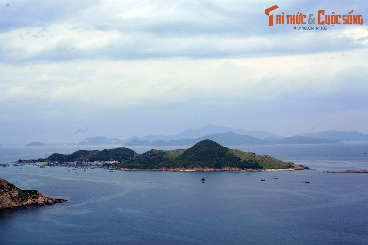 Đảo Bình Hưng (thuộc địa phận Cam Ranh, Khánh Hòa) là hòn đảo nổi bật nhất khi quan sát từ đường DT702.